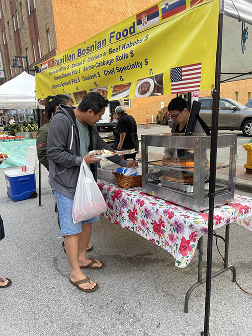 Papillon Food Stand