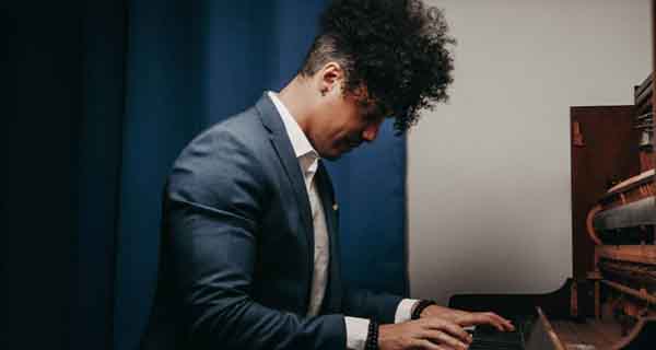 Jorge on Piano Jorge on Piano