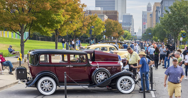 Automobiles in Downtown Des Moines Automobiles in Downtown Des Moines