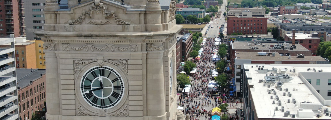 farmers' market crowd