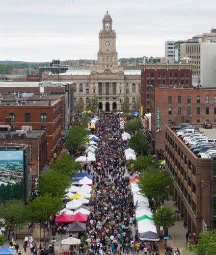 Des Moines' Downtown Farmers' Market.jpg Des Moines' Downtown Farmers' Market.jpg