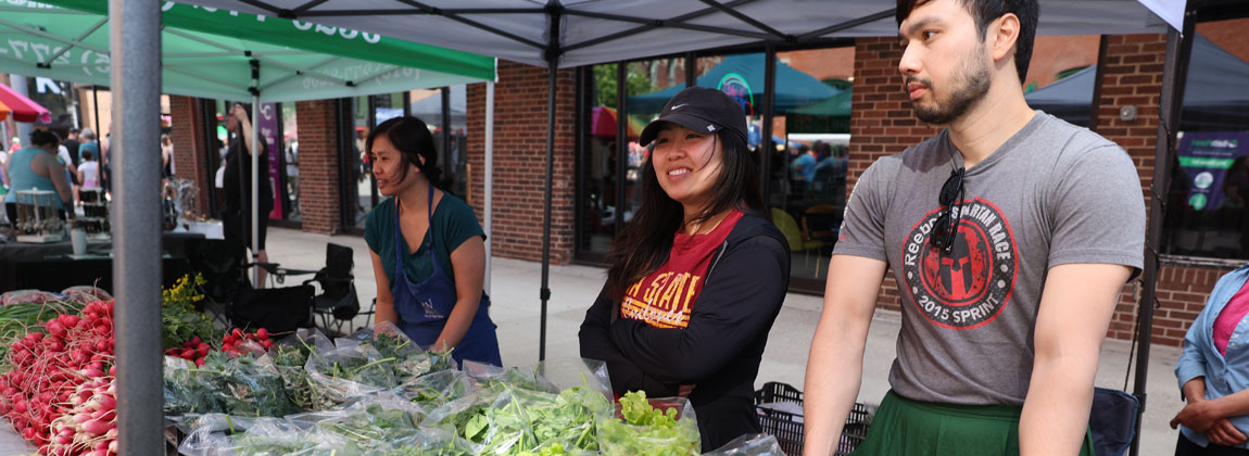 vendors at farmers market