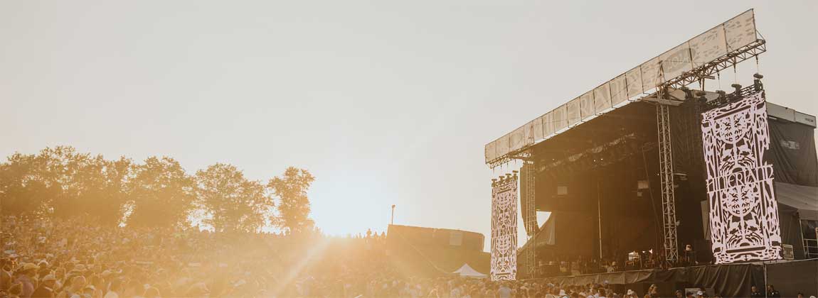 the Hinterland stage and crowd