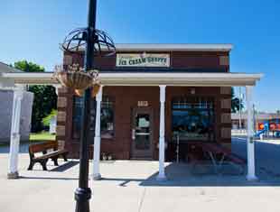 exterior of ice cream shop in Waukee, Iowa